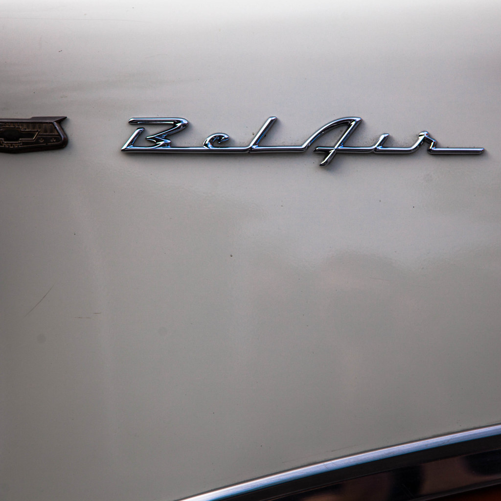 Chevrolet Bel Air bajo el atardecer cafetero
