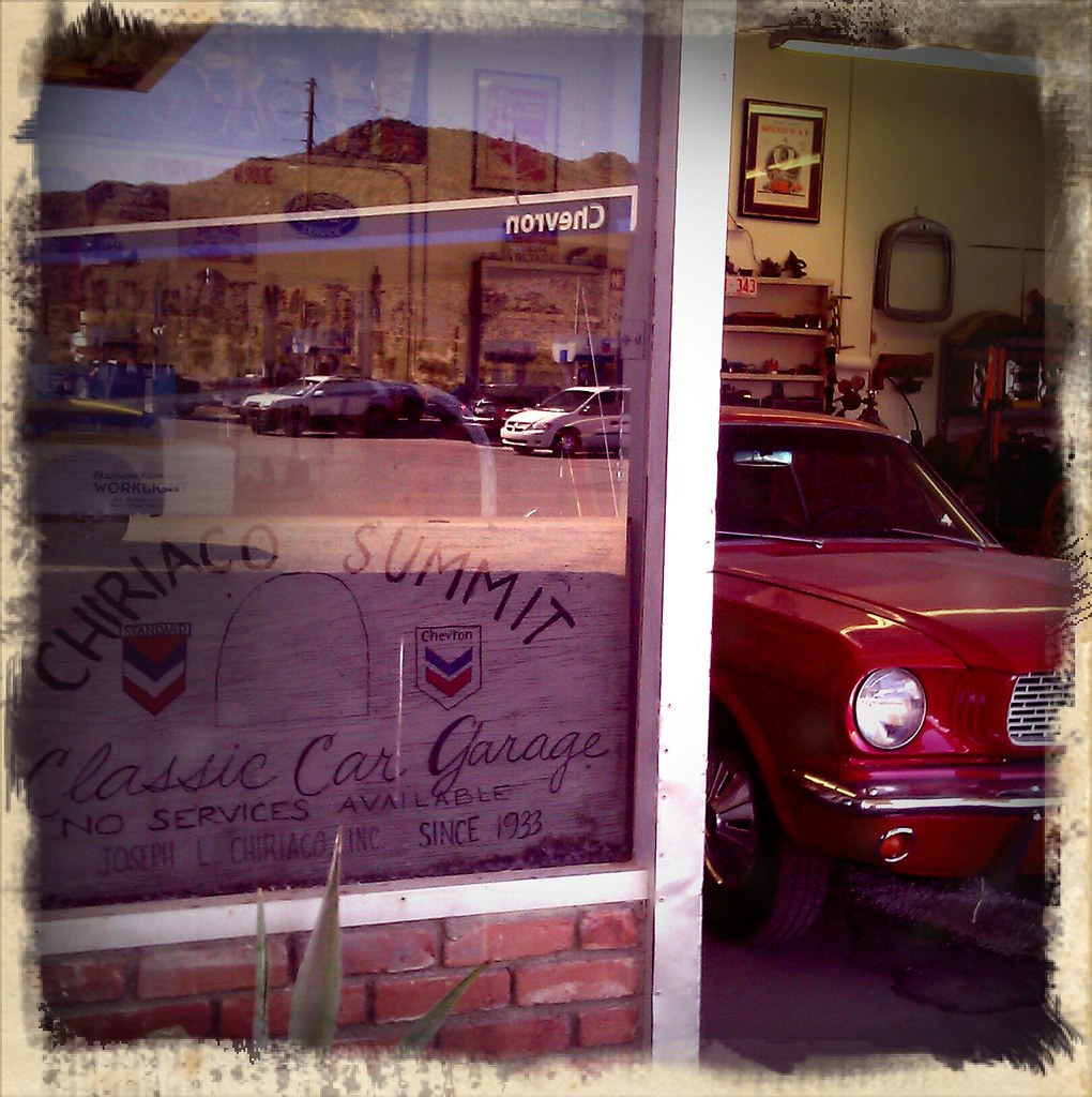Fundadores del museo junto a un auto clásico